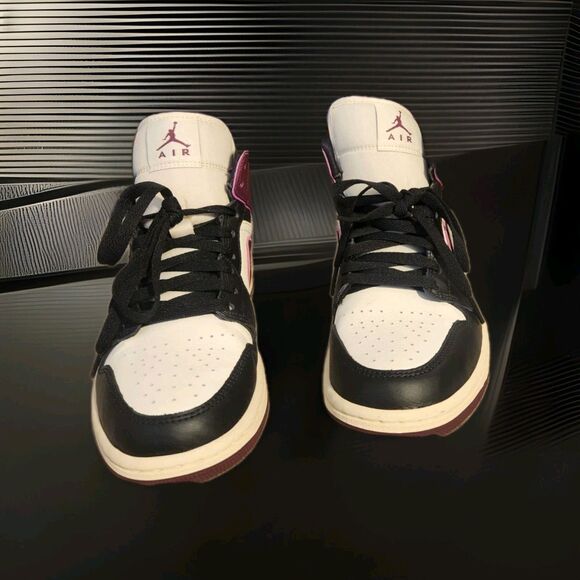 Size 8 - Jordan 1 Retro High OG Bordeaux - Picture 2 of 6